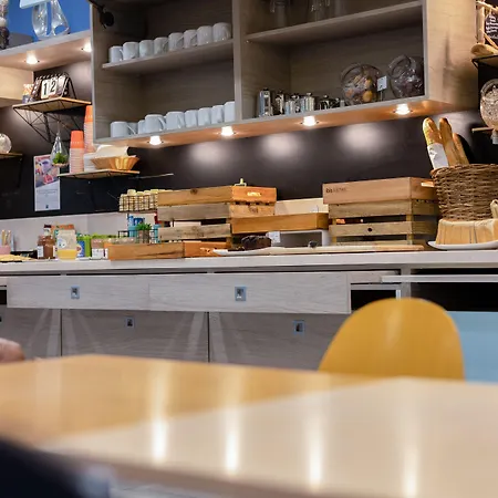 Ibis Styles Centre Vieux Port Otel 3*